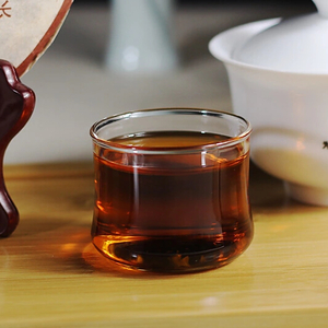 茶汤宝石红，微微泛金边，晶莹剔透，汤色是清澈透亮，成酒红色、茶汤醇厚、茶气张力十足，香气贯穿口鼻腔中。